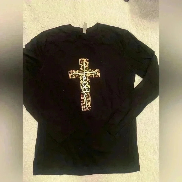Ladies long sleeve black tshirt with “faith” on it in a cross size small - Picture 1 of 4